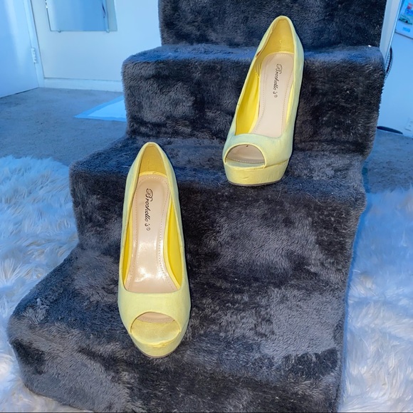 Yellow peep toe pumps, unique triangle heel accent, 5in heel, sz 8.5 - Picture 2 of 4